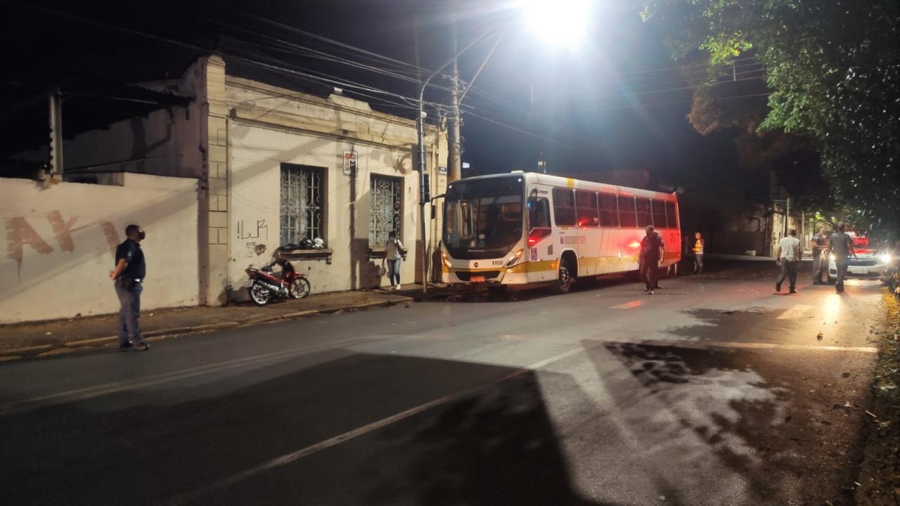 Foto 3 de 8 — Morre jovem em acidente entre ônibus e moto no centro de Araraquara